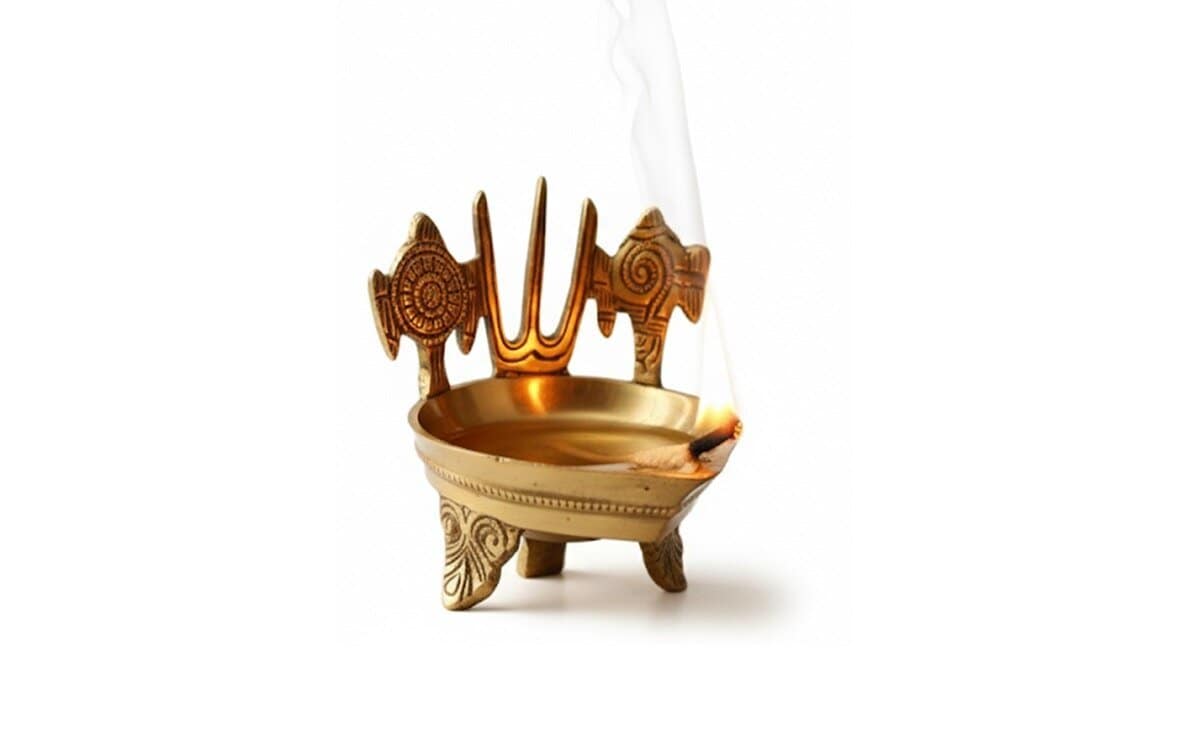 Perumal Namam Diya – 4.5 Inch Traditional Brass Sangu Chakaram Diya for Pooja & Decor - Image 3