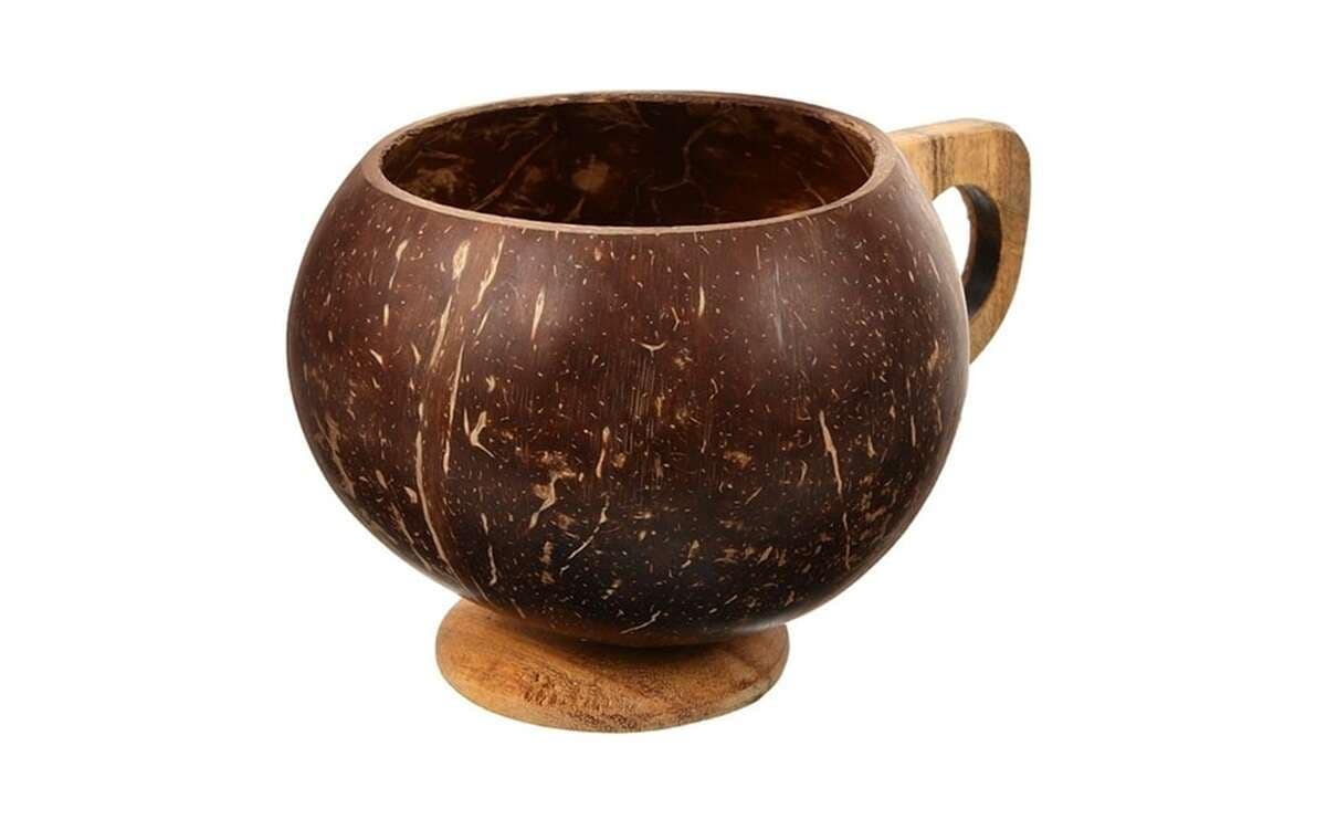 The Natural Coconut Shell Cup with Handle is an eco-friendly, reusable drinking cup perfect for tea, coffee, and juices. - Image 3