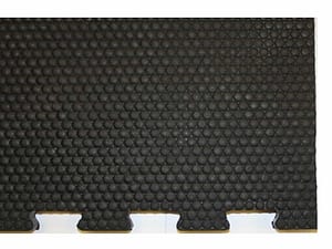 Cow mat with interlocking pattern for cattle