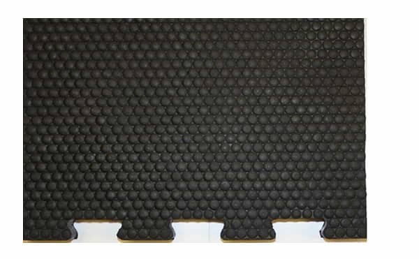 Cow mat with interlocking pattern for cattle